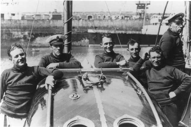 The 1937 crew of the Howard D